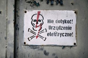 Tabliczka „Nie dotykać! Urządzenie elektryczne!”. 15.02.2023 r. Fot. Filip Dowjat