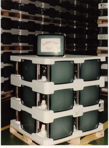Pamiątkowe zdjęcie z okazji wyprodukowania 5-milionowego kineskopu w zakładach Thomson Polkolor.