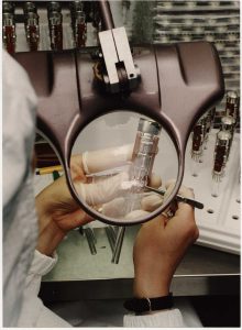 Składanie wyrzutni elektronowej przez pracownicę Thomson Polkolor. 1996 r.
Ze zbiorów Muzeum Piaseczna (w organizacji)